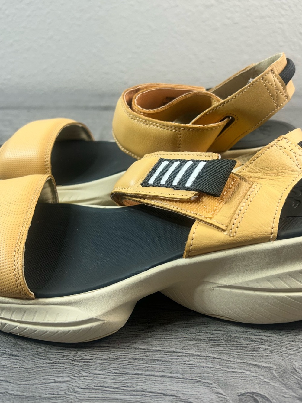 Sorel Splorer Blitz  Strider  Size 10 Yellow Leather Adjustable Strap Sandals - Picture 3 of 8